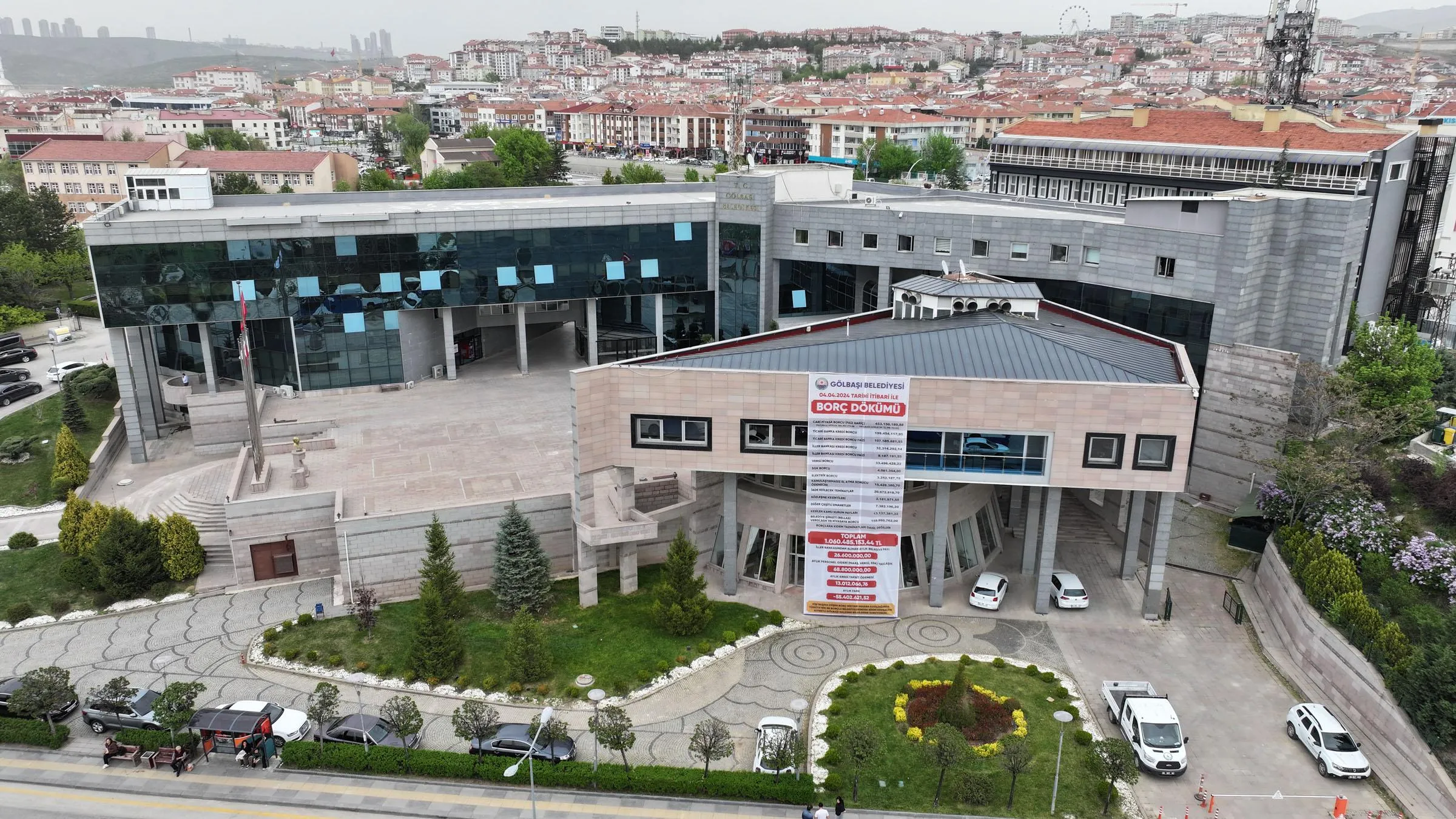 Gölbaşı Belediye Binası ve Meydanı