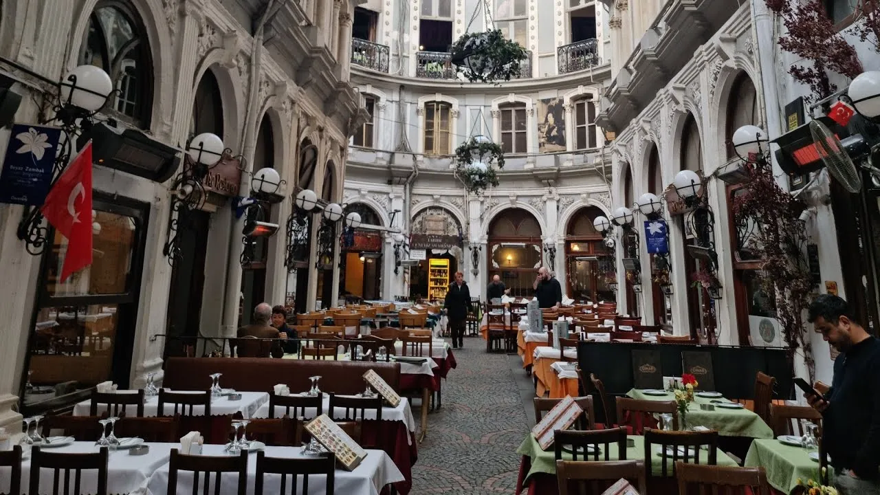 Çiçek Pasajı: Tarihin İçinde Işıltılı Bir Akşam