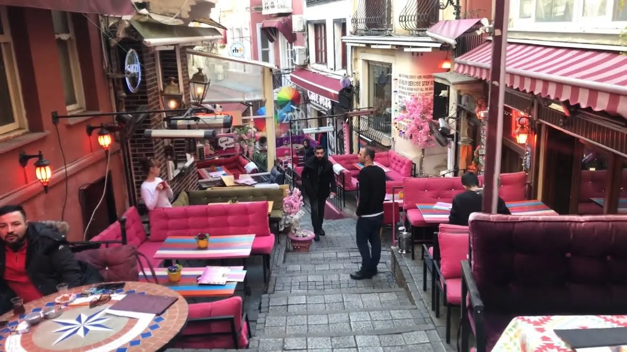 Cezayir Sokağı: Canlı Renklerin ve Sanatın Dansı