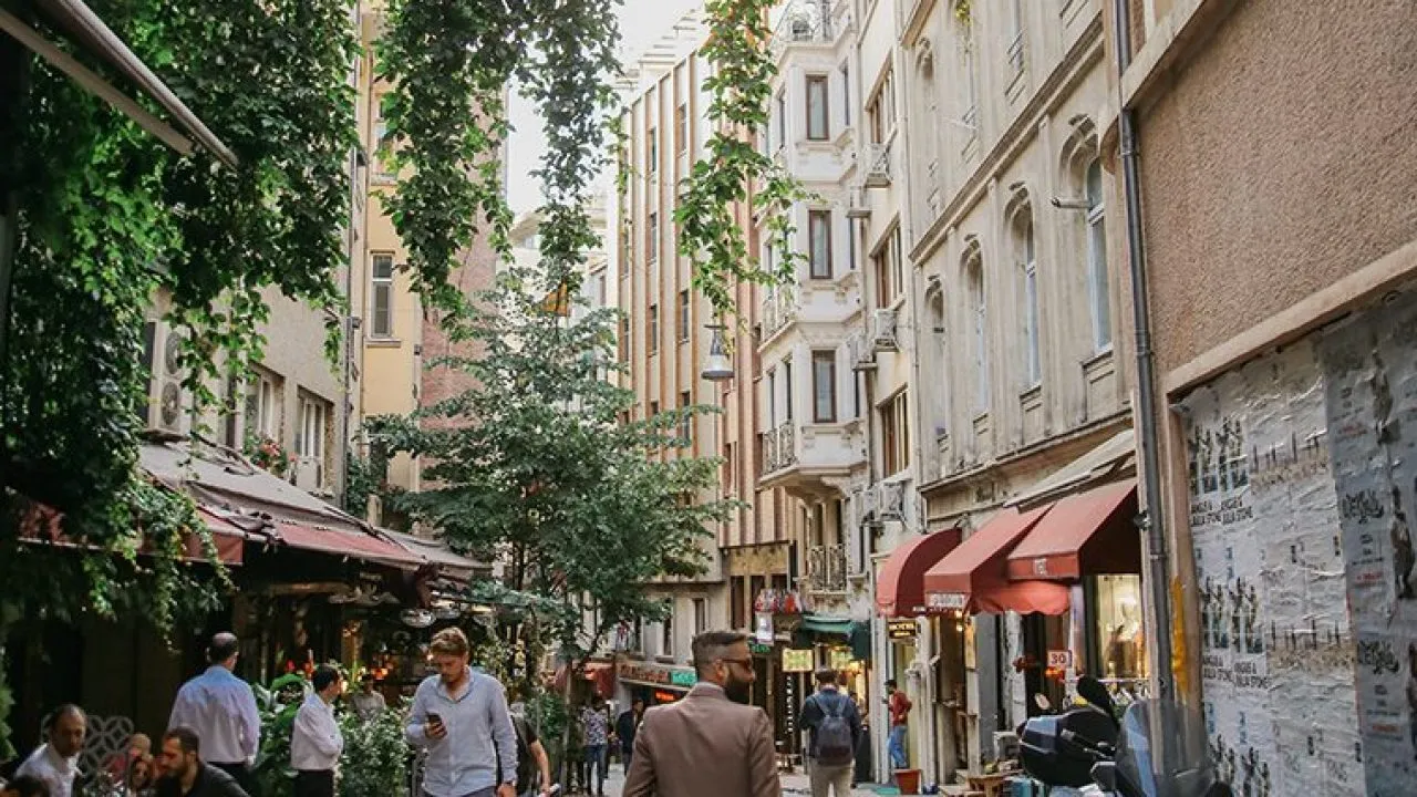 Asmalımescit: Gecenin Ritmi Hiç Bitmeyen Sokaklar