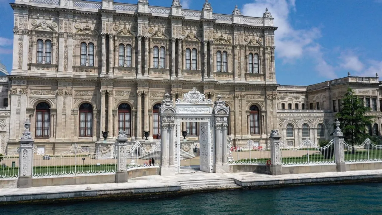 Dolmabahçe Sarayı