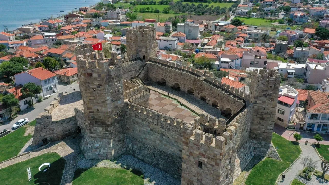 3. Çandarlı Kalesi