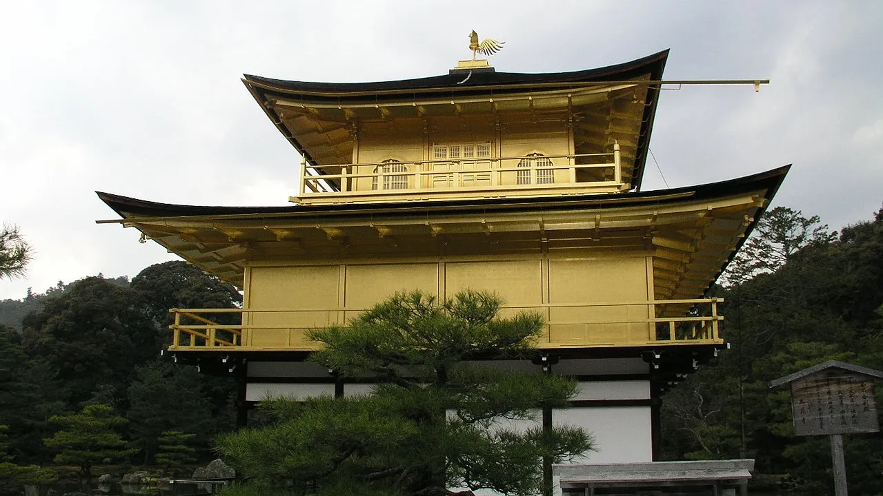 2. Kinkaku-ji (Altın Tapınak)